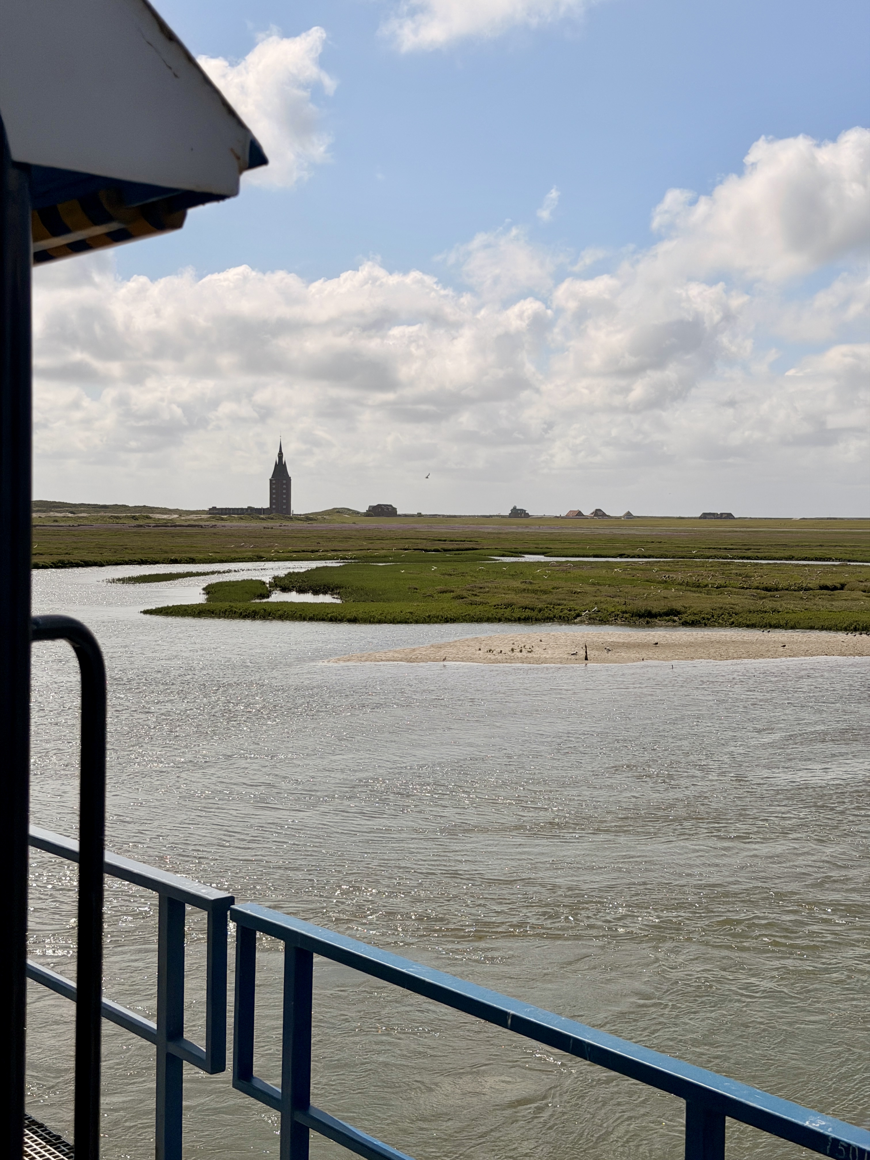 Inselbahn Wangerooge fährt durchs Wattenmeer
